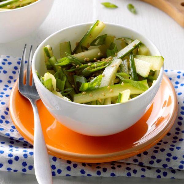 Изысканный зелёный салат с имбирём и кунжутом