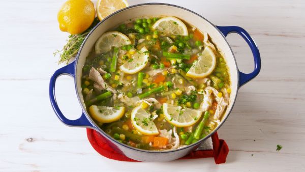 Яркий и полезный овощной суп с курицей