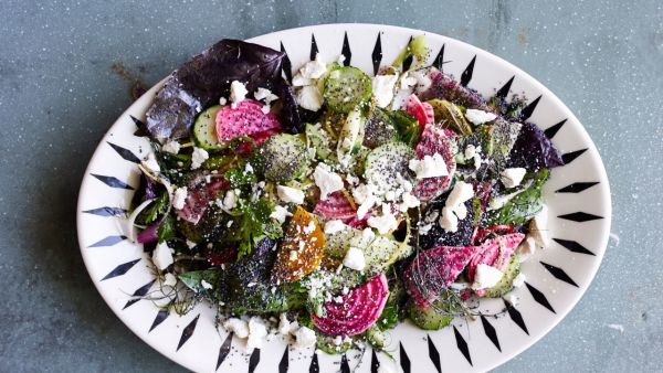 Праздничный салат из свеклы и огурцов - ярко и вкусно