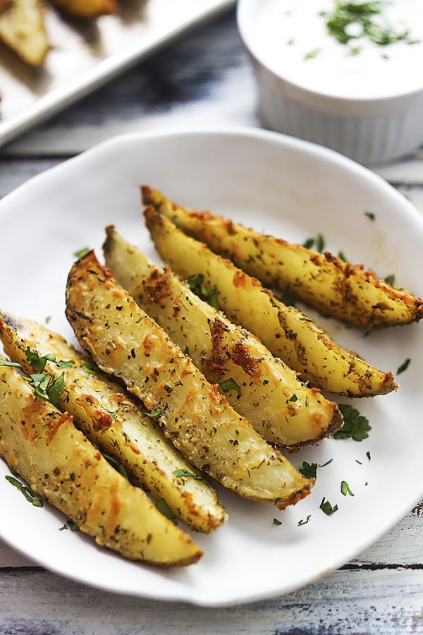 Хрустящие картофельные дольки с сыром в духовке