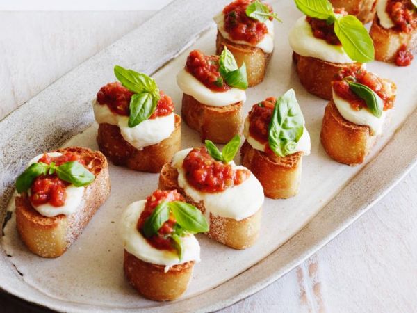 Закусочные брускетты в итальянском стиле: быстро, сытно и вкусно