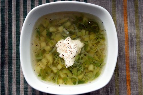 Простейший овощной суп из картошки и лука-порея