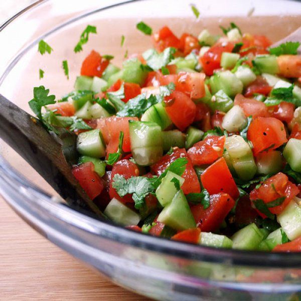 Любимый салат из помидоров, огурцов и свежей кинзы
