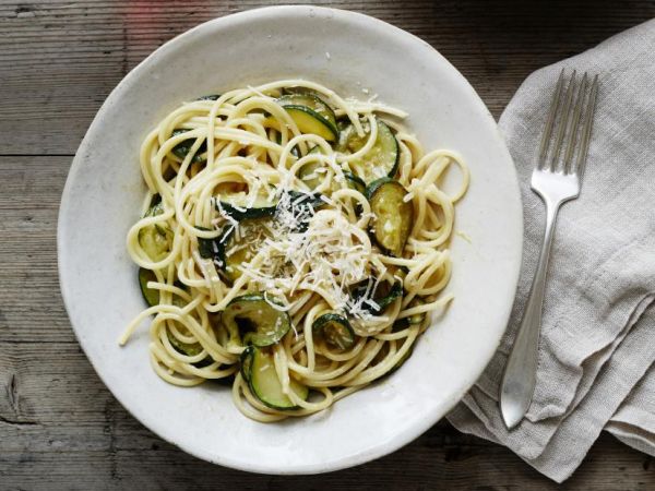 Спагетти с кабачками, сыром и базиликом - вкусно, сытно и изысканно