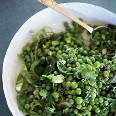 Очень полезный салат из зелёного горошка с луком и мятой