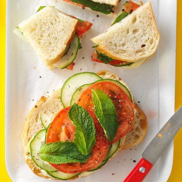 Быстрые сэндвичи с помидорами, огурцом и мятой