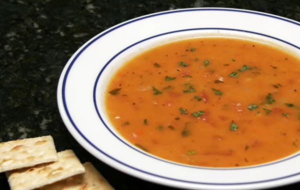 Бюджетный, но потрясающий суп из помидоров и риса