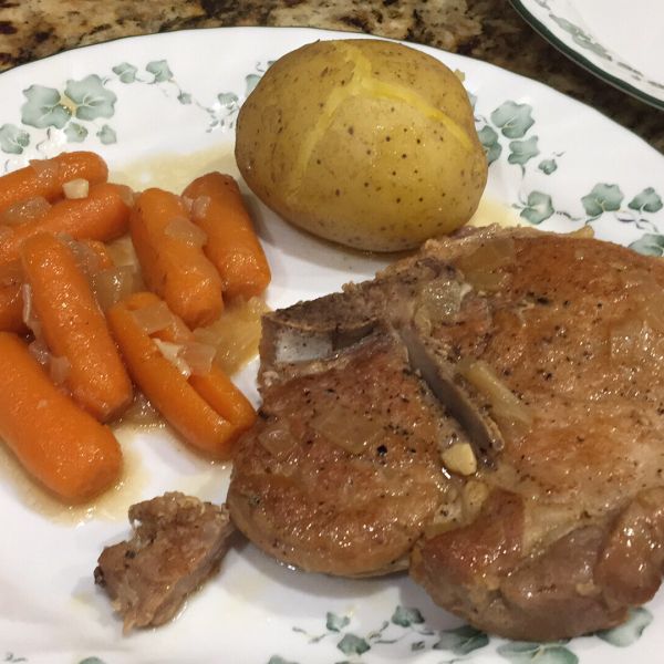 Полноценный и сбалансированный обед из свинины, картофеля и моркови по-быстрому