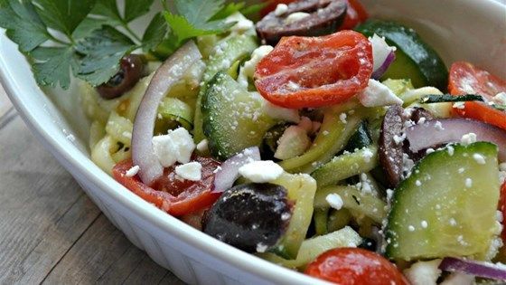 Модный греческий салат из свежих овощей