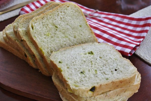 Необычный хлеб с солёным огурцом в хлебопечке