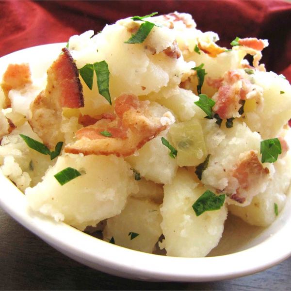 Вкуснейший картофельный салат с беконом и луком