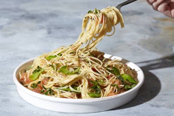 Спагетти с томатами и чесноком за 10 минут