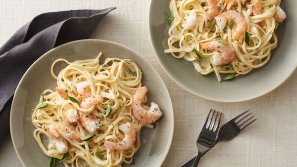 Спагетти с чесноком и креветками - классика за 10 минут