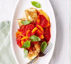 Изысканный завтрак для любимого - омлет с базиликом и томатным соусом