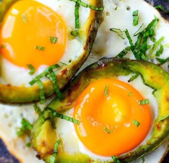 Идеальный завтрак - яйца в авокадо