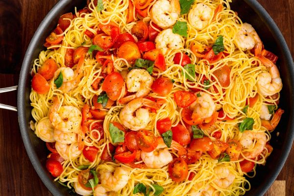 Невероятно вкусные спагетти с креветками, помидорами и сыром