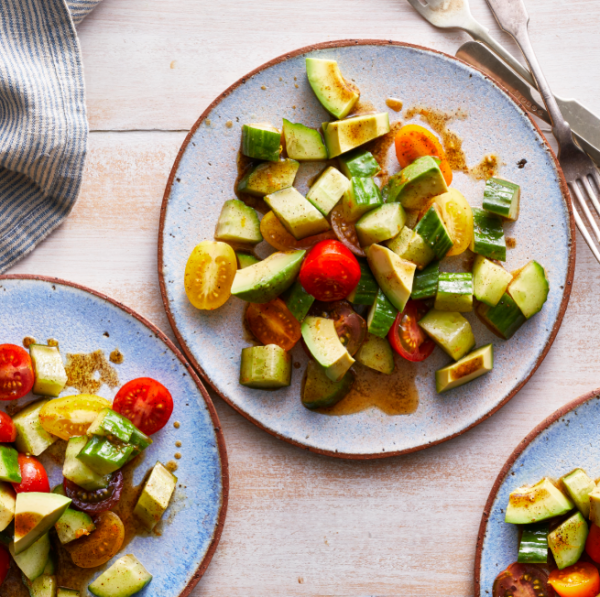 Идеальный летний салат - с помидорами, огурцами и авокадо