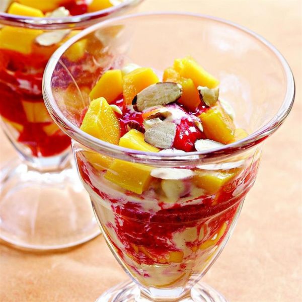 Быстрый десерт из малины и манго - 10 минут и готово