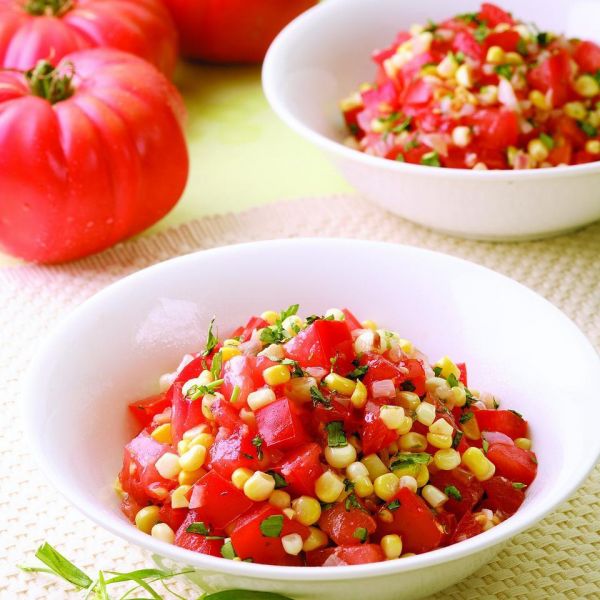 Салат из помидоров и кукурузы - вкусный, полезный, красивый