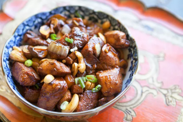 Курица по-китайски в соевом соусе с грибами и кешью