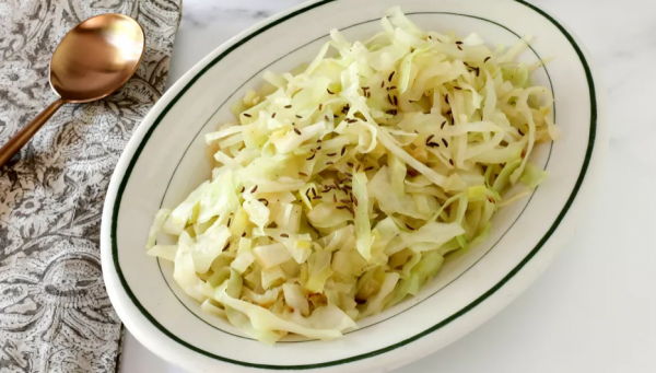 Простой рецепт тушёной капусты с луком - идеальный гарнир к мясу