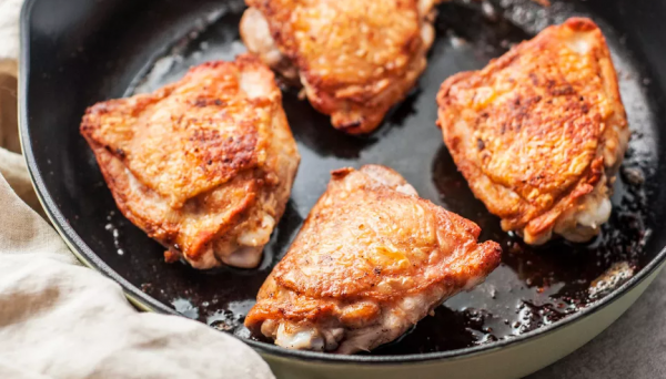 Как вкусно приготовить обычные куриные бёдра: они получаются хрустящими и нежными одновременно