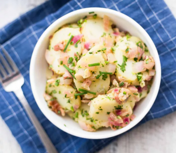 Вкусный весенний салат из картошки с зеленью и беконом