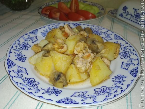 Запечённый картофель с грибами, свининой и соусом