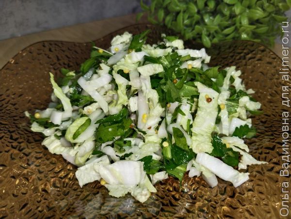 Малокалорийный салат из пекинской капусты и руколы за 7 минут